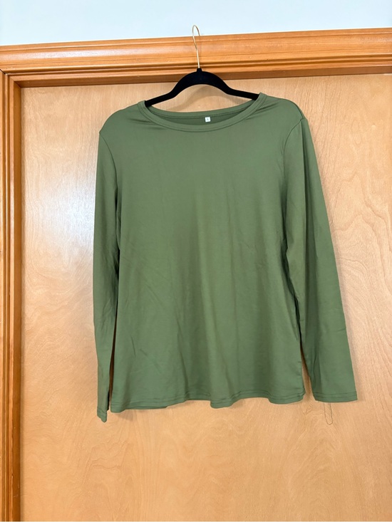 Tops - Classic Long Sleeve Tee in Olive Green